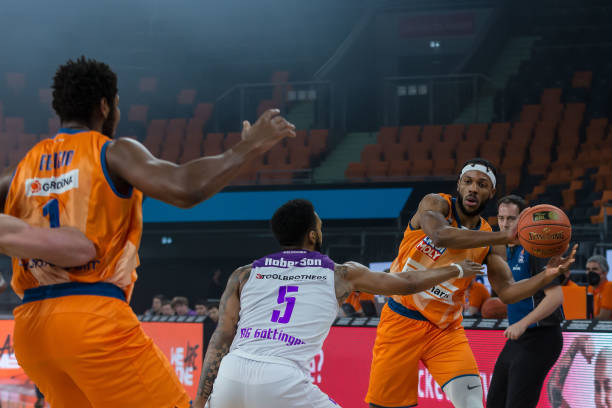 着巨大的挑 着巨大的挑